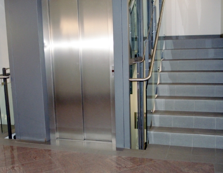 Hueco del ascensor con puerta del ascensor y escaleras.