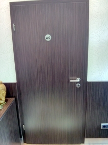 WC-Tür in der inneren Brandwand