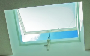 Smoke extraction system in the roof